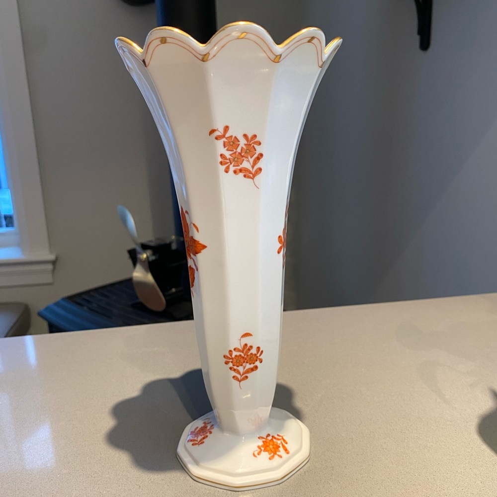 Herend Hungary scalloped vase, Chinese Bouquet Rust pattern